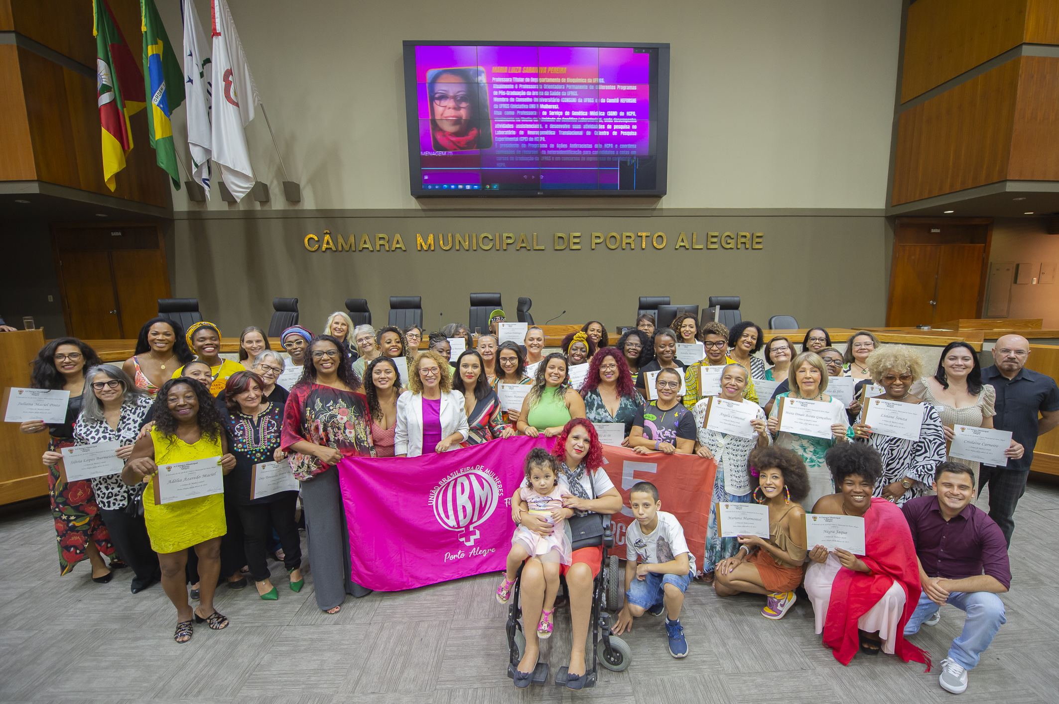 Filiadas da ADUFRGS-Sindical recebem homenagem pelo Dia da Mulher na Câmara Municipal de Porto Alegre
